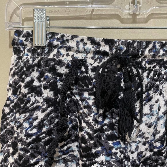Mudd Printed Eyelet Lace Hem Shorts Black White Size Small - Picture 3 of 5